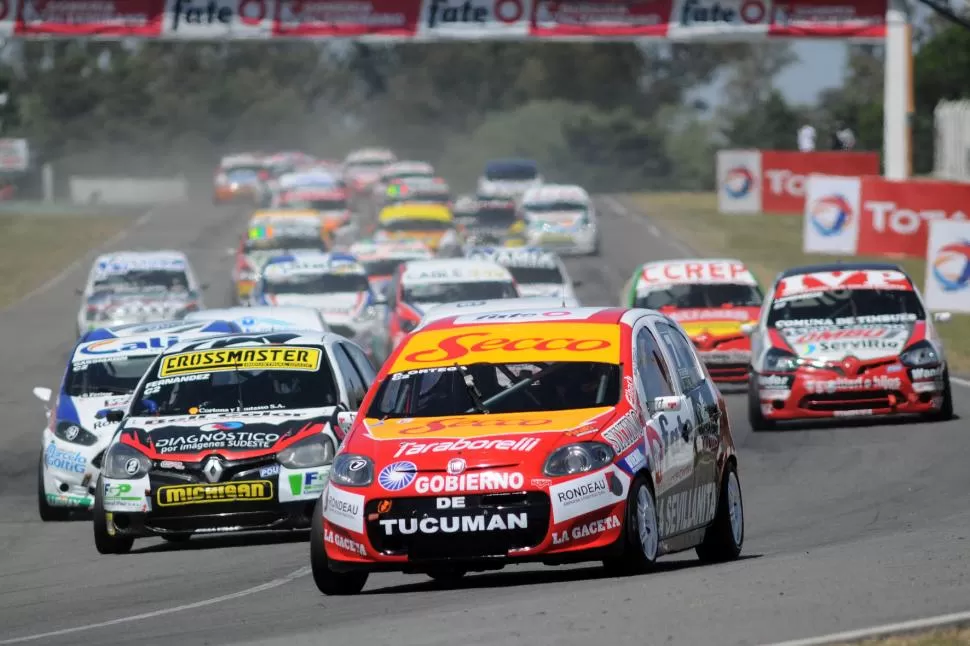 ÉL Y EL PELOTÓN. Pablo Ortega, con su Fiat Palio, encabeza el “trencito” de la Clase 2, en el autódromo “Oscar Cabalén”. BH FOTOS 
