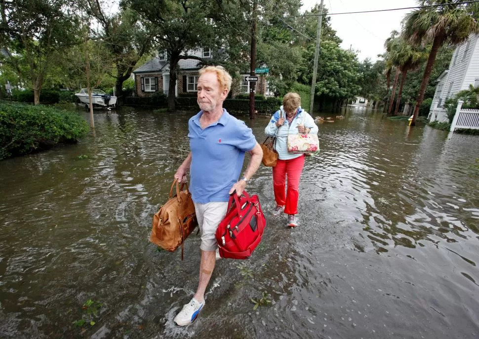 AFECTADOS. Residentes regresan a su casa en Mateo Charleston, Carolina. reuters