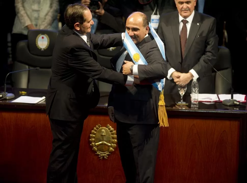 DE UNA MANO A OTRA. El 29 de octubre, Alperovich delegó el poder en Manzur; antes le había girado recursos. la gaceta / FOTO DE JORGE OLMOS SGROSSO