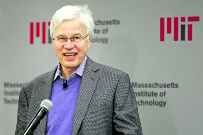 Premian a los creadores de la llamada “teoría de los contratos”