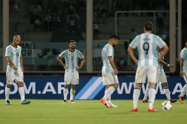 Argentina fue una sombra, perdió con Paraguay y se fue abucheado