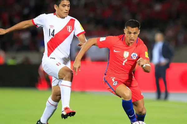 Chile venció a Perú y escala en la tabla