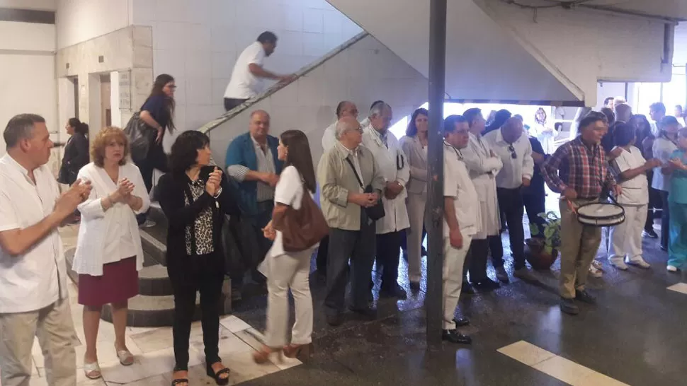 ASAMBLEA. Los trabajadores de la salud, durante la asamblea. FOTO ENVIADA POR WHATSAPP