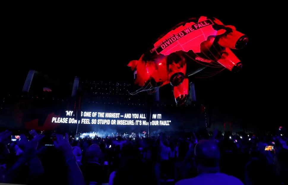 CONCIERTO CRÍTICO. Mientras Roger Waters cantaba, un cerdo inflable portaba el rostro de Donald Trump con leyendas condenatorias. reuters