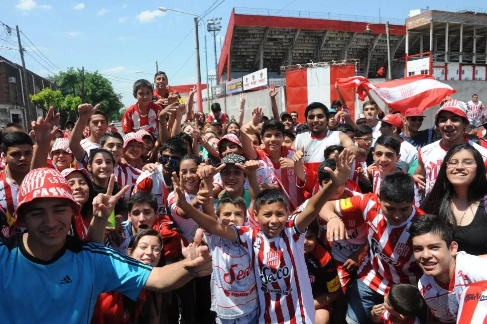 GRATA SORPRESA. Los simpatizantes de San Martín se concentraron en el estadio de La Ciudadela para darle su apoyo al plantel profesional. Fue un enorme muestra de cariño para los jugadores.  la gaceta / foto de antonio ferroni 