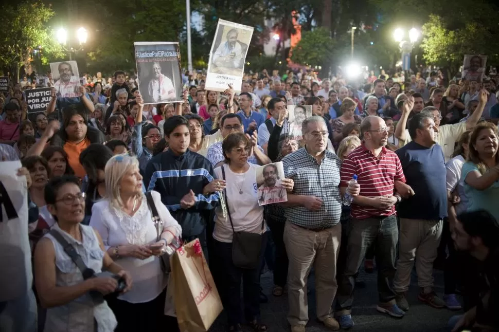 RECLAMO DE JUSTICIA. En la marcha de la semana pasada, la comunidad pidió por el padre Juan, pero también criticó el accionar del arzobispo. la gaceta / foto de Inés Quinteros Orio