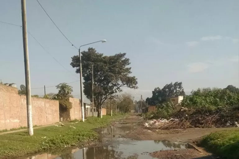 UN DESASTRE. Calle Murga al 900. FOTO ENVIADA A LA GACETA WHATSAPP.