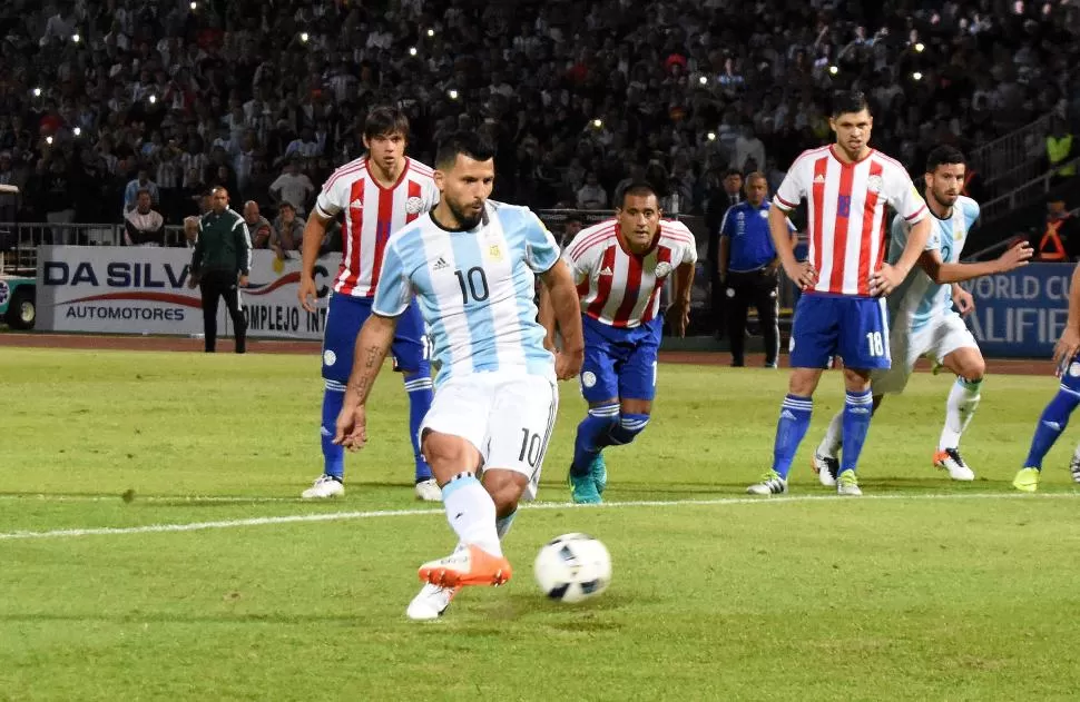 ASÍ, NO. Antes de acercarse al balón y de mostrar el perfil donde pateará el penal, Sergio Agüero le amagó sin éxito al arquero paraguayo Justo Villar. El “Kun” desperdició la chance más clara de la Selección.  telam