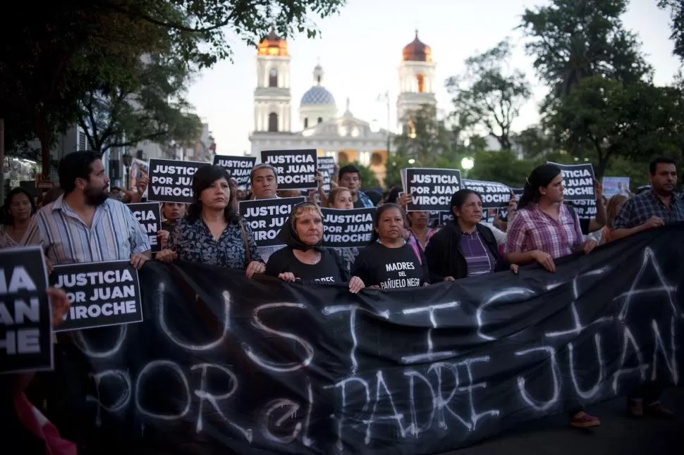 LA SEMANA PASADA. Madres del Pañuelo Negro en la marcha por el esclarecimiento de la muerte del cura. la gaceta / foto de inés quinteros orio