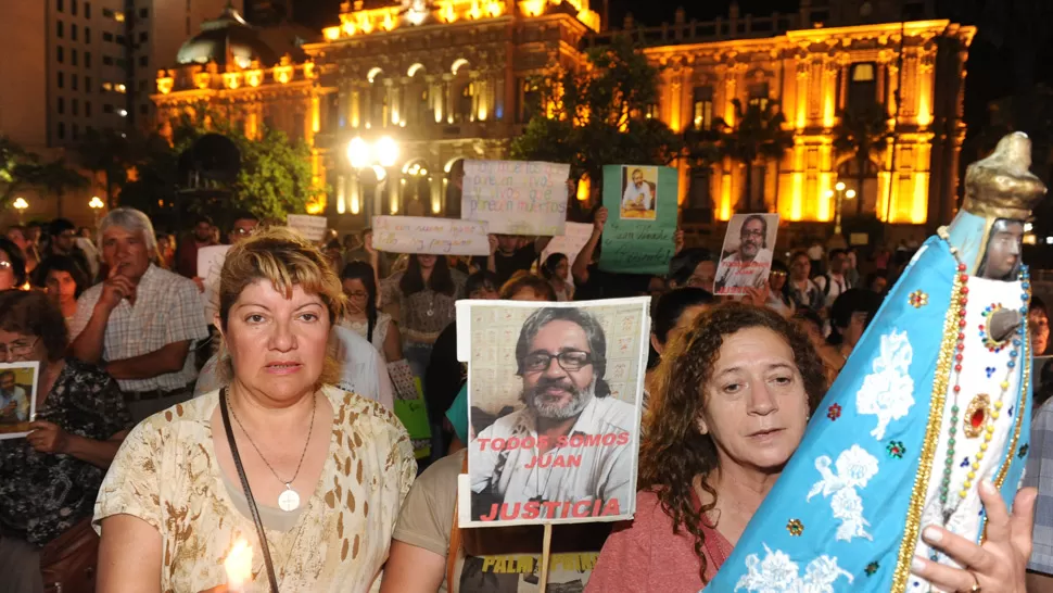 MANIFESTACIÓN. La imagen de la Virgen y la foto del cura Juan Viroche. LA GACETA / FOTO DE ANTONIO FERRONI