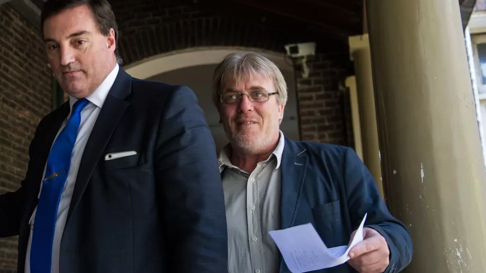 EN TRIBUNALES. El abogado Mario Baudry y el legislador porteño Gustavo Vera tuvieron una reunión de varias horas con el fiscal López Ávila. LA GACETA / FOTO DE JORGE OLMOS SGROSSO