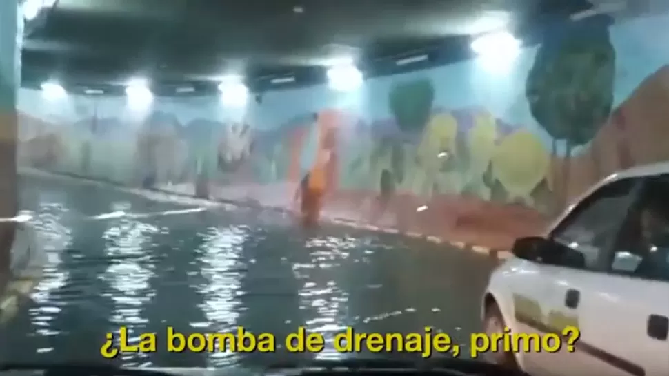 SORPRESA. El agua subió unos 30 centímetros en el túnel por un supuesto sabotaje. CAPTURA DE VIDEO