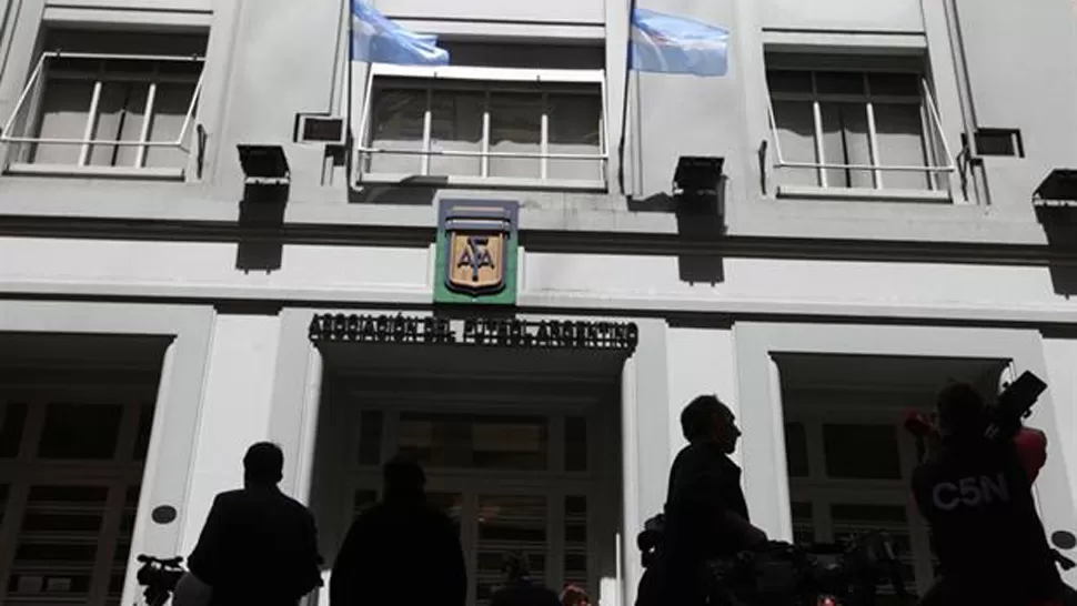 A LA ESPERA. Hinchas tucumanos también se encuentran en las puertas de la AFA.