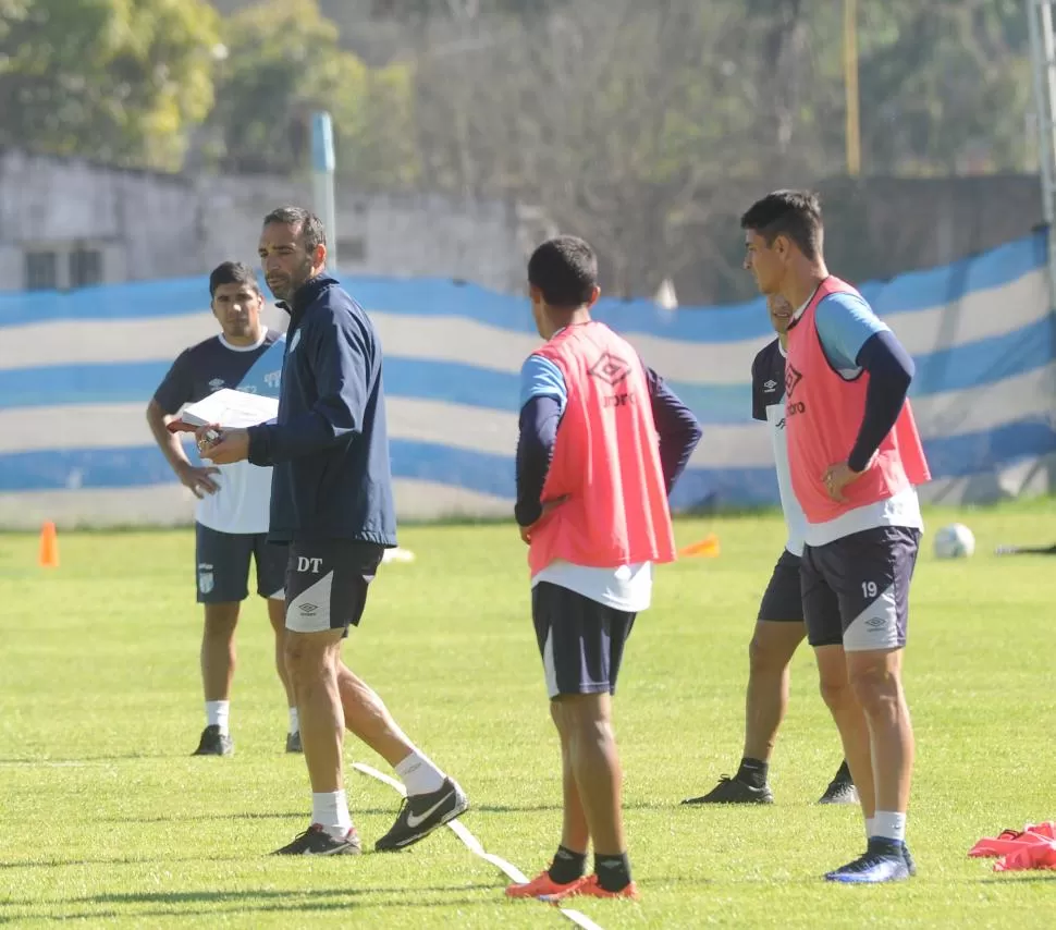 NO OPINA. El técnico Azconzábal aseguró que sólo piensa en el día a día y en el campeonato local. Lo de la Libertadores es otro tema, hasta tanto no se resuelva. la gaceta / foto de héctor peralta