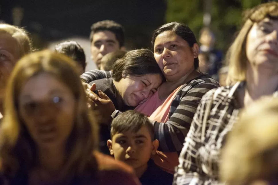 SIN CONSUELO. Muchos fieles no pudieron contener el llanto y se refugiaron en los brazos de familiares y amigos.  