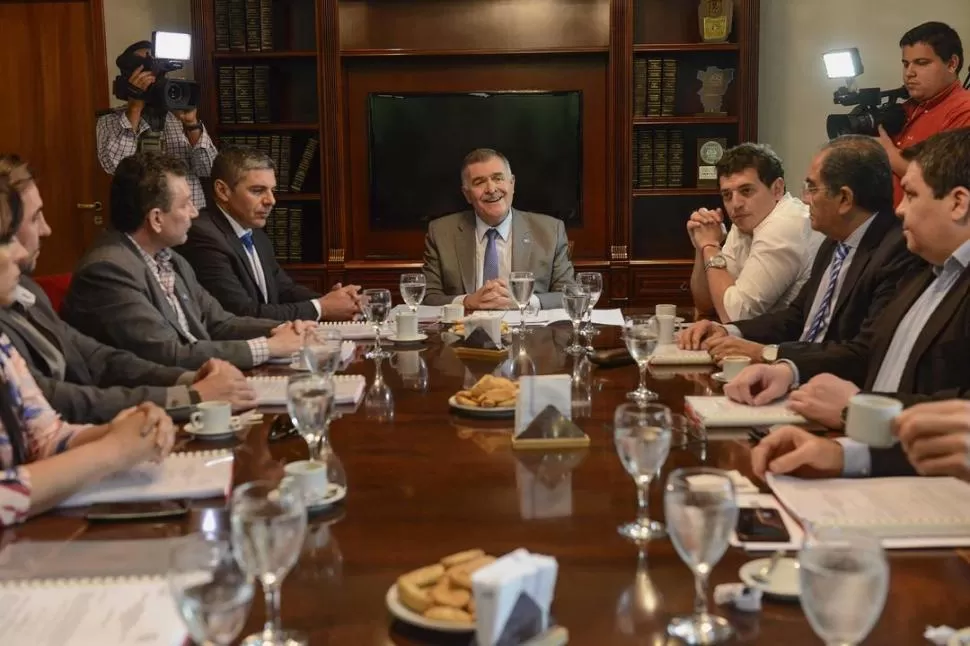 EN EL DESPACHO DE PRESIDENCIA. Jaldo, desde la cabecera, dirige la reunión de la comisión de Labor Parlamentaria. prensa legislatura / foto de humberto villagra