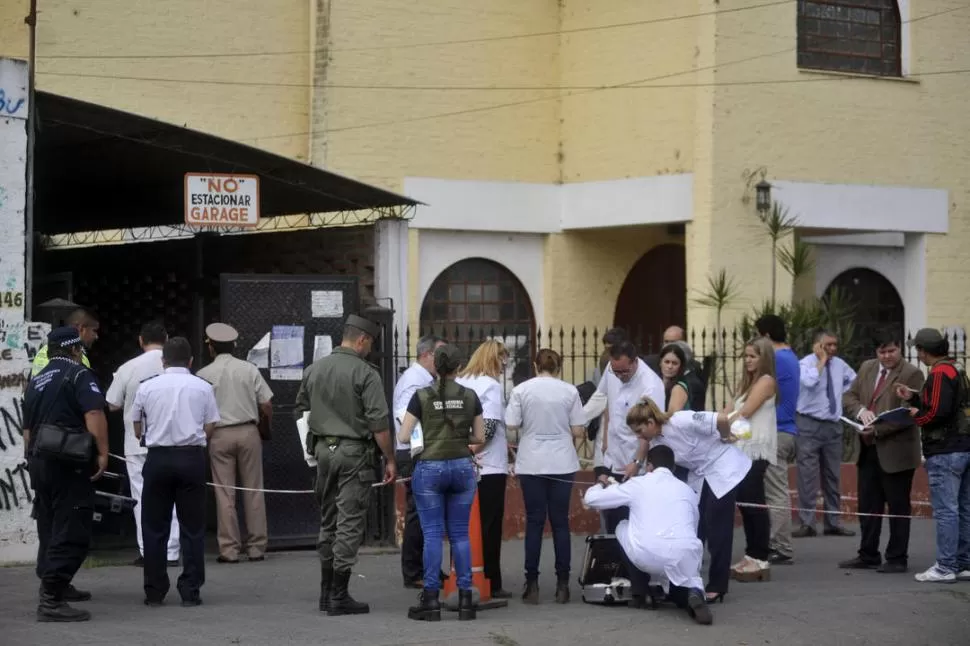 NUEVAS PERICIAS. Gendarmería inspeccionó durante más de 10 horas cada rincón de la parroquia de La Florida y la casa donde vivía el padre Juan Viroche. la gaceta / fotos de inés quinteros orio