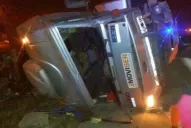 “Pirañas” hicieron volcar un camión con troncos