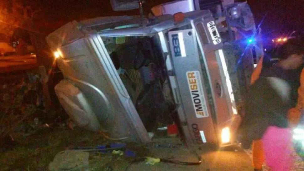 CAMIÓN VOLCADO. El chofer no pudo esquivar los troncos y el vehículo quedó de costado en plena autopista.  