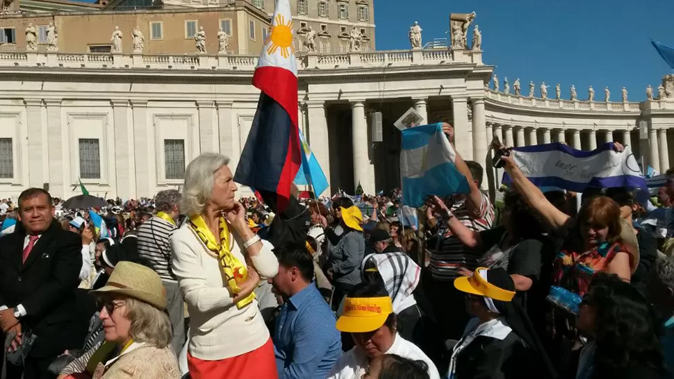 ALEGRÍA. Los argentinos se hicieron sentir en la Plaza de San Pedro. FOTO DE GRACIELA JEREZ. 