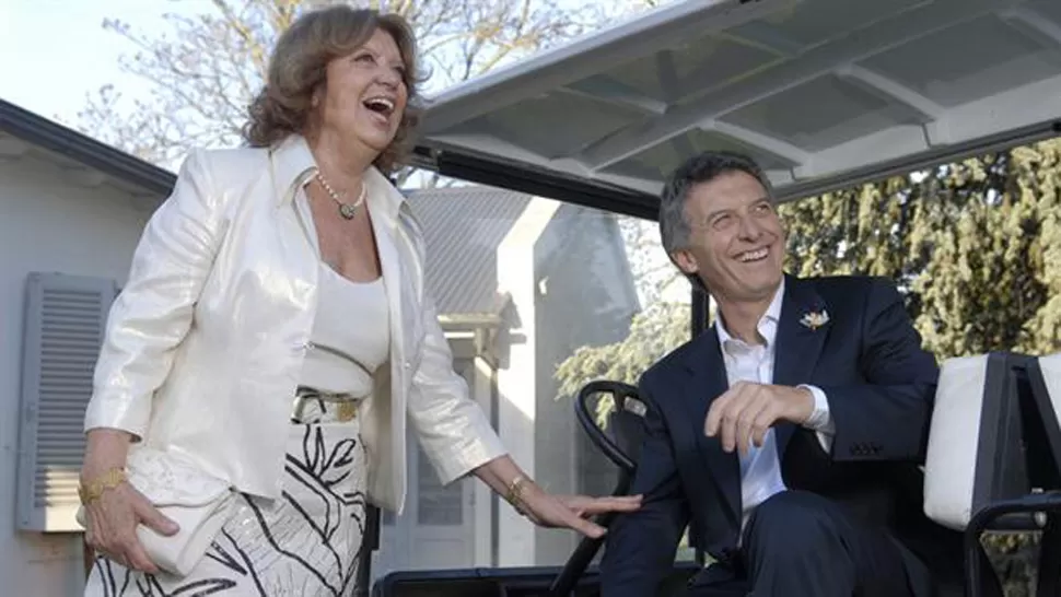 DISTENDIDOS. Alicia Blanco Villegas, con su hijo Mauricio Macri. FOTO TOMADA DE LANACION.COM.AR