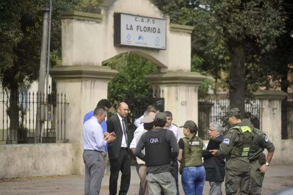 CONVERSACIONES. Efectivos de Gendarmería, de la Policía y funcionarios judiciales hablan antes de ingresar a la parroquia de La Florida. la gaceta / foto de inés quinteros orio 