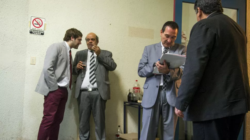 REUNIDOS. Alejandro Laurnagaray (izquierda) junto a José Hugo Saab. LA GACETA / FOTO DE JORGE OLMOS SGROSSO