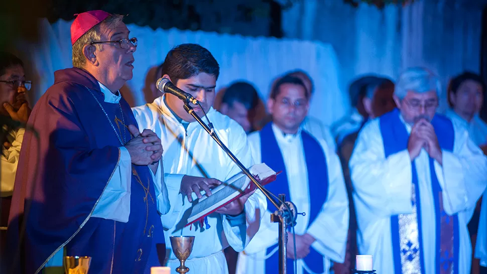 EN LA FLORIDA. Zecca encabezó la misa por Viroche al cumplirse nueve días de su muerte. ARCHIVO LA GACETA / FOTO DE DIEGO ARÁOZ