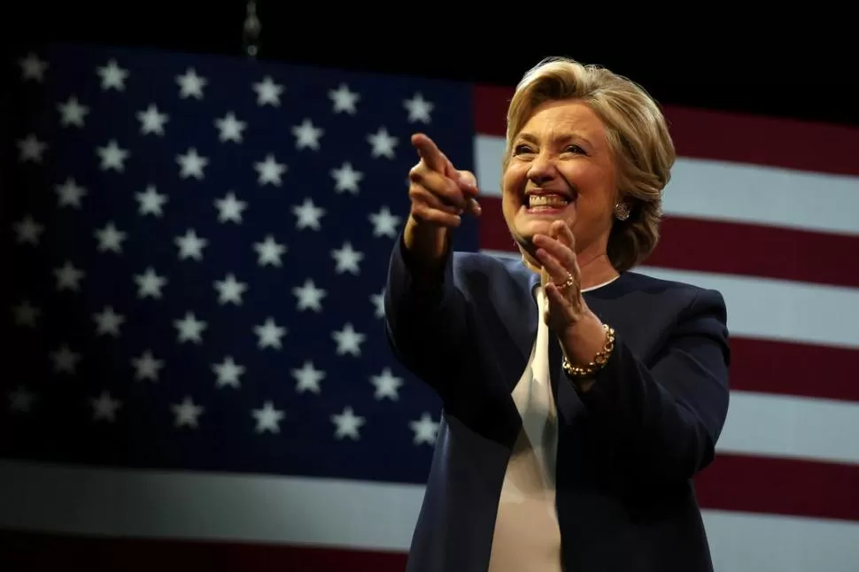 ENCUESTAS. Hillary Clinton aventaja por seis puntos a su contrincante.  