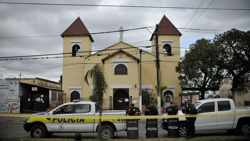 LA FLORIDA. La Policía custodia el templo antes de las pericias de Gendarmería. LA GACETA / INÉS QUINTEROS ORIO