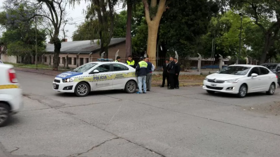 FEMICIDIO. La Policía, en el lugar del asesinato, en España y Necochea. LA GACETA