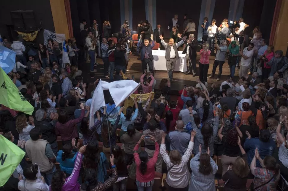 MARCHA PERONISTA. Jaldo, Manzur y Rojkés estuvieron acompañados de ministros, intendentes y funcionarios en el escenario del auditorio del PJ. la gaceta / foto de diego aráoz