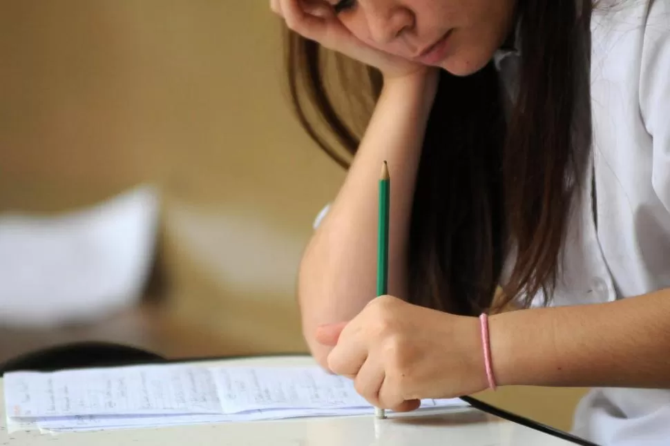 CUESTIONAMIENTOS. Los exámenes se harán con el sistema multiple choice, a lo que se oponen los gremios docentes. Alegan que no permite que el alumno haga un desarrollo. LA GACETA / FOTO DE INES QUINTEROS ORIO