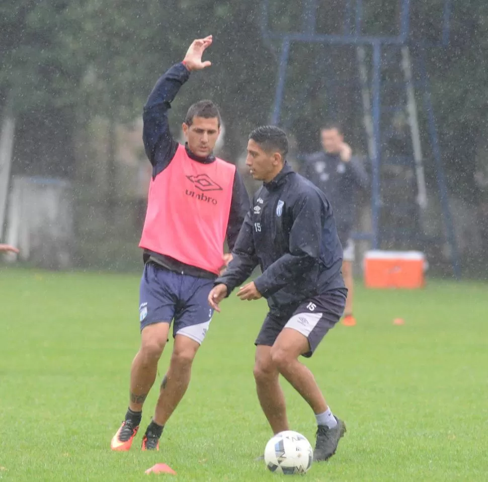 QUIERE ESTAR. Bianchi, que intenta cortarle el ritmo a Aliendro, levanta la mano y parece anotarse para jugar la Copa 2017. la gaceta / foto de hector peralta