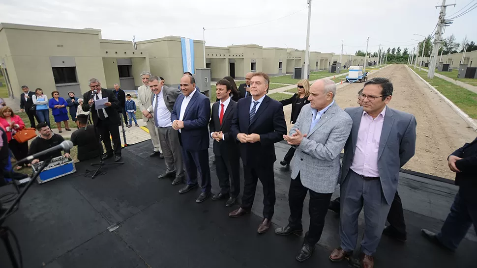 OBRAS PÚBLICAS. Manzur y Amaya, en un acto oficial para la entrega de viviendas en Concepción. ARCHIVO. 