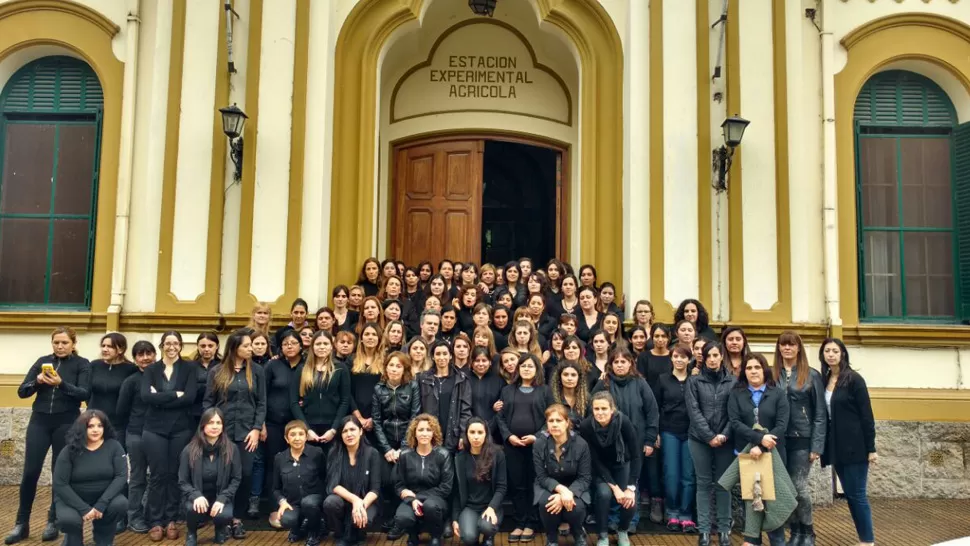 ESTACIÓN EXPERIMENTAL. Un grupo nutrido de empleadas se expresó este mediodía.