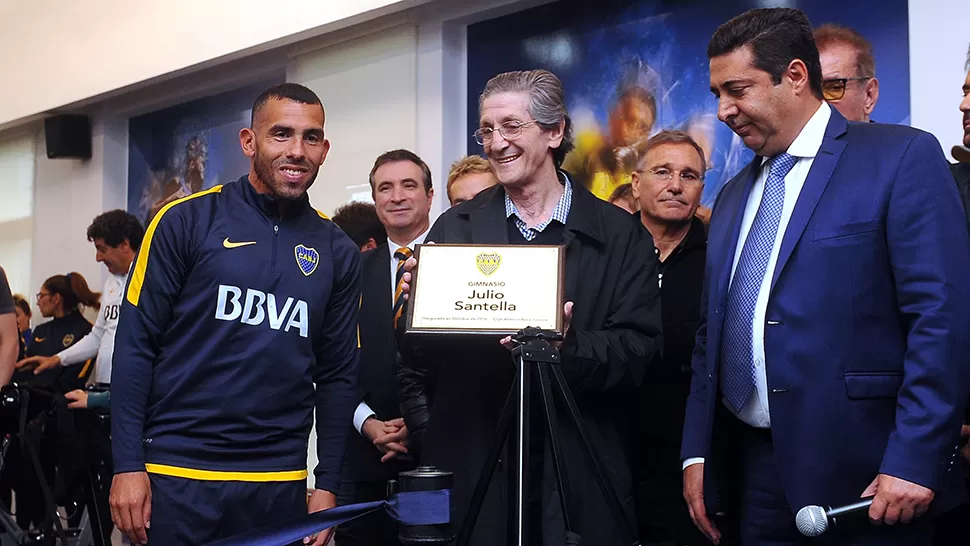 ÍDOLO. Tevez estuvo en la inauguración del nuevo gimnasio de Boca. TÉLAM