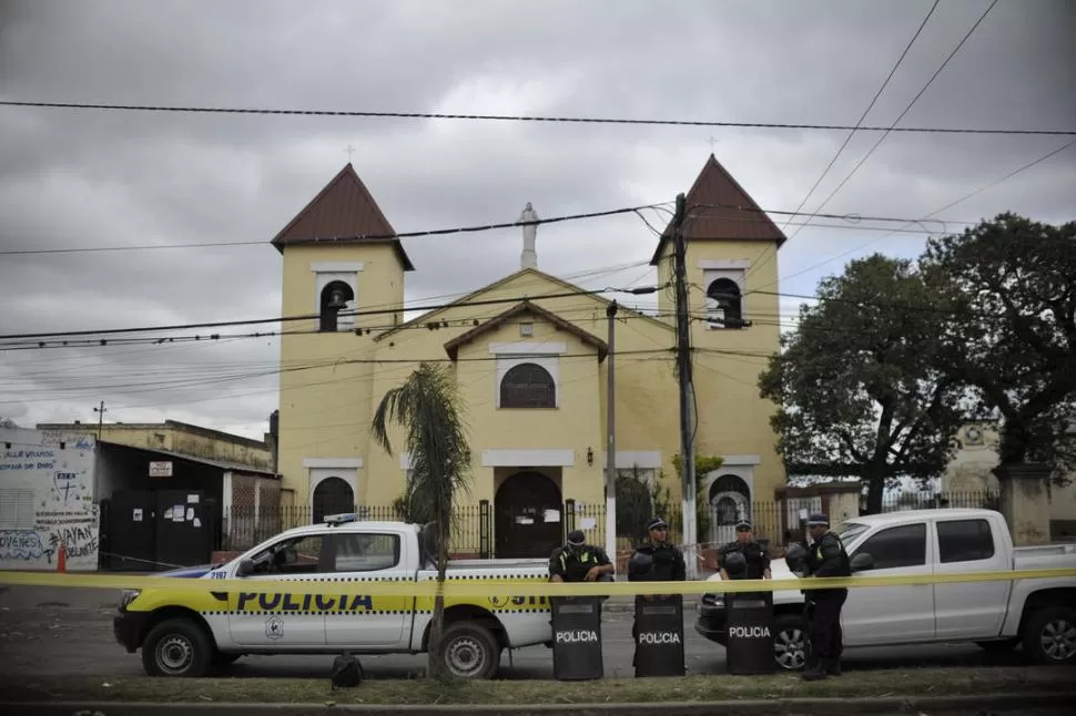 DEFENSORES. Los fieles de la parroquia de La Florida están molestos porque se investiga la vida del padre Juan. la gaceta / foto de Inés Quinteros Orio