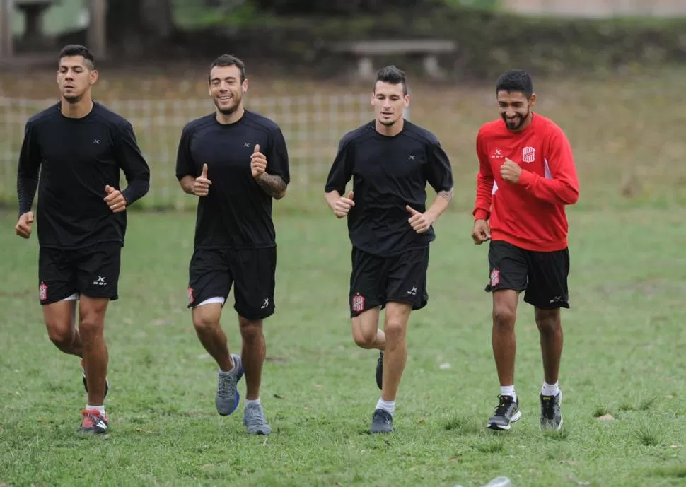 MOTIVADO. Matías García -derecha- trota junto a Leonardo Acosta. El volante se siente reconfortado por la confianza que le transmite el técnico, Diego Cagna. la gaceta / foto de FRANCO VERA