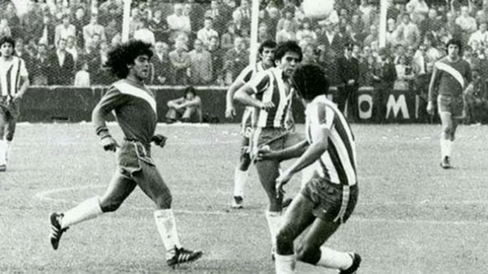 A 40 años del debut de Maradona en Primera, las redes sociales se llenan de magia