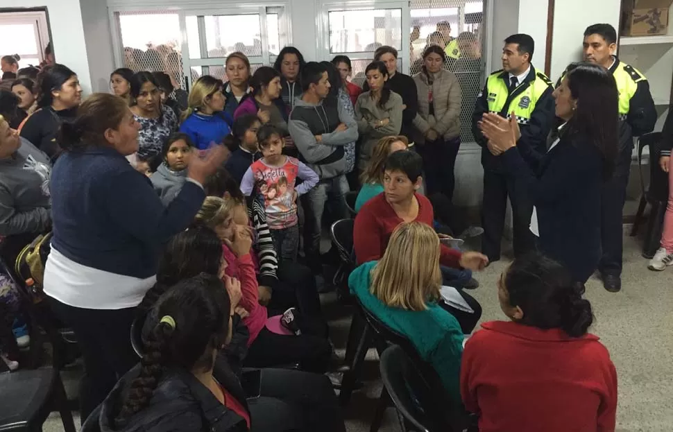ALERTA. Asamblea en la escuela de Alderetes entre padres y directivos. FOTO LA GACETA / ANALÍA JARAMILLO. 