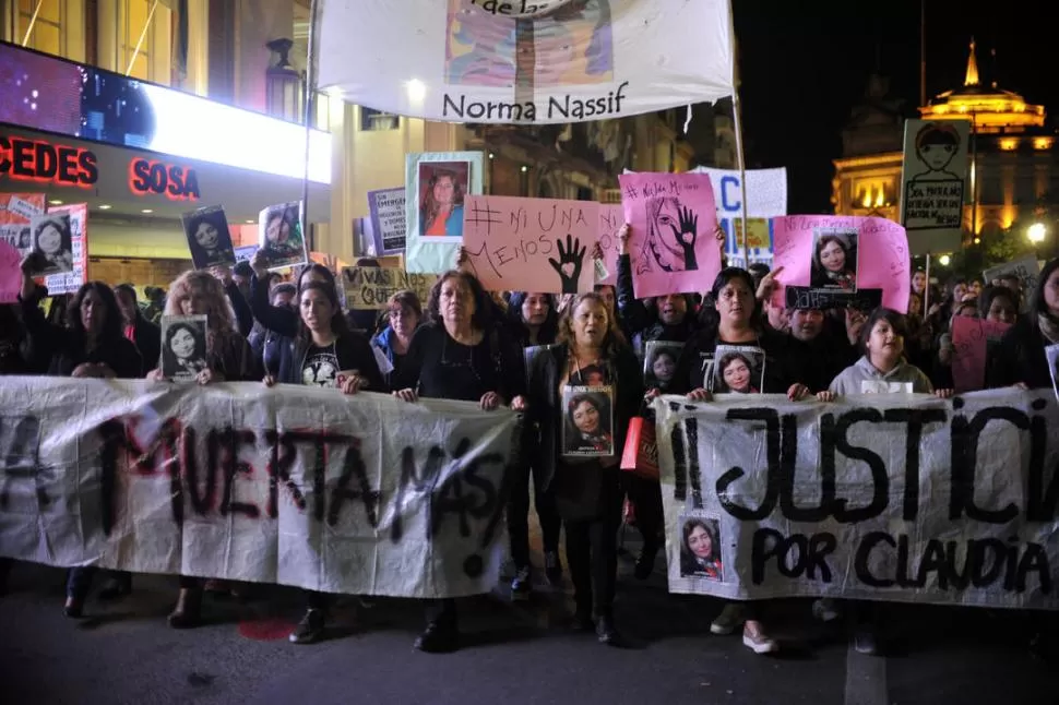 LA MARCHA. Partieron de la Casa de Gobierno y avanzaron por 24 de Septiembre hasta Monteagudo, para luego retornar a la plaza por San Martín. la gaceta / fotos de inés quinteros orio