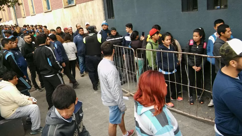 MULTITUD. Los hinchas esperan por una entrada. LA GACETA / ANALÍA JARAMILLO