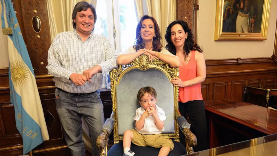 CRISTINA Y FAMILIA. La ex mandataria con su hijo, Máximo, la mujer de él, Rocío, y su nieto mayor, Néstor Iván. FOTO TOMADA DE INFOBAE.COM