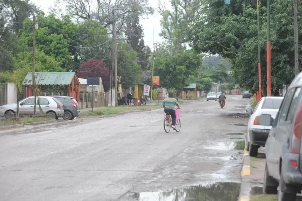 BARRO Y TIERRA. La comuna parece olvidada, en medio de calles desparejas y con “lagunas” tras los días de lluvia. la gaceta / fotos de antonio ferroni