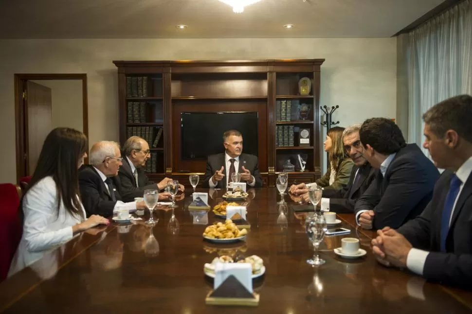 A PRIMERA HORA. El vicegobernador Jaldo y el gobernador Manzur llegaron poco después de las 8.30 a la Cámara. la gaceta / FOTOs DE JORGE OLMOS SGROSSO