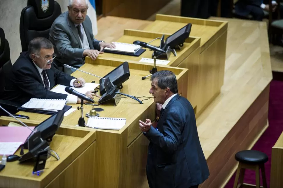 DIÁLOGO. Jaldo y Cano (PJ) hablan en el recinto. Se volverán a ver el lunes. la gaceta / FOTO DE JORGE OLMOS SGROSSO