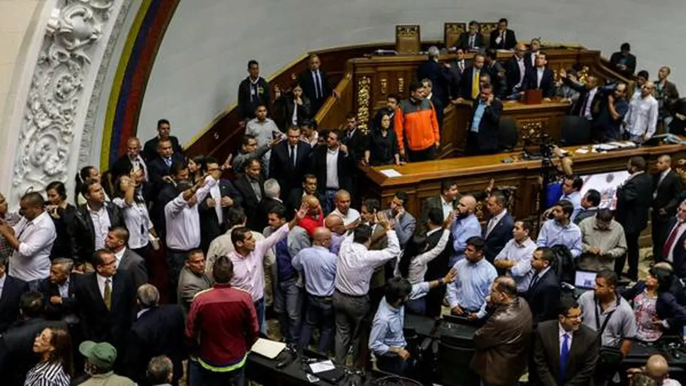 TUMULTO. Un grupo de chavistas intenta entrar al palacio federal legislativo, en Caracas. FOTO TOMADA DE CLARIN.COM