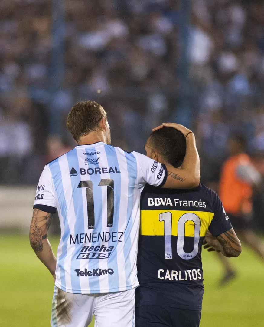 FIGURAS. Cristian “Polaco” Menéndez, uno de los ídolos de Atlético, abraza a Carlos “El Apache” Tévez, acaso de los jugadores más queridos del fútbol argentino. la gaceta / foto de DIEGO ARáOZ