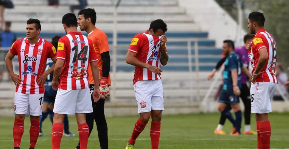 NO QUIERE NI VER. Bucci se seca el rostro con la camiseta una vez consumada la derrota en Puerto Madryn. El volante no mostró el nivel que venía teniendo. foto de daniel feldman (especial para la gaceta)